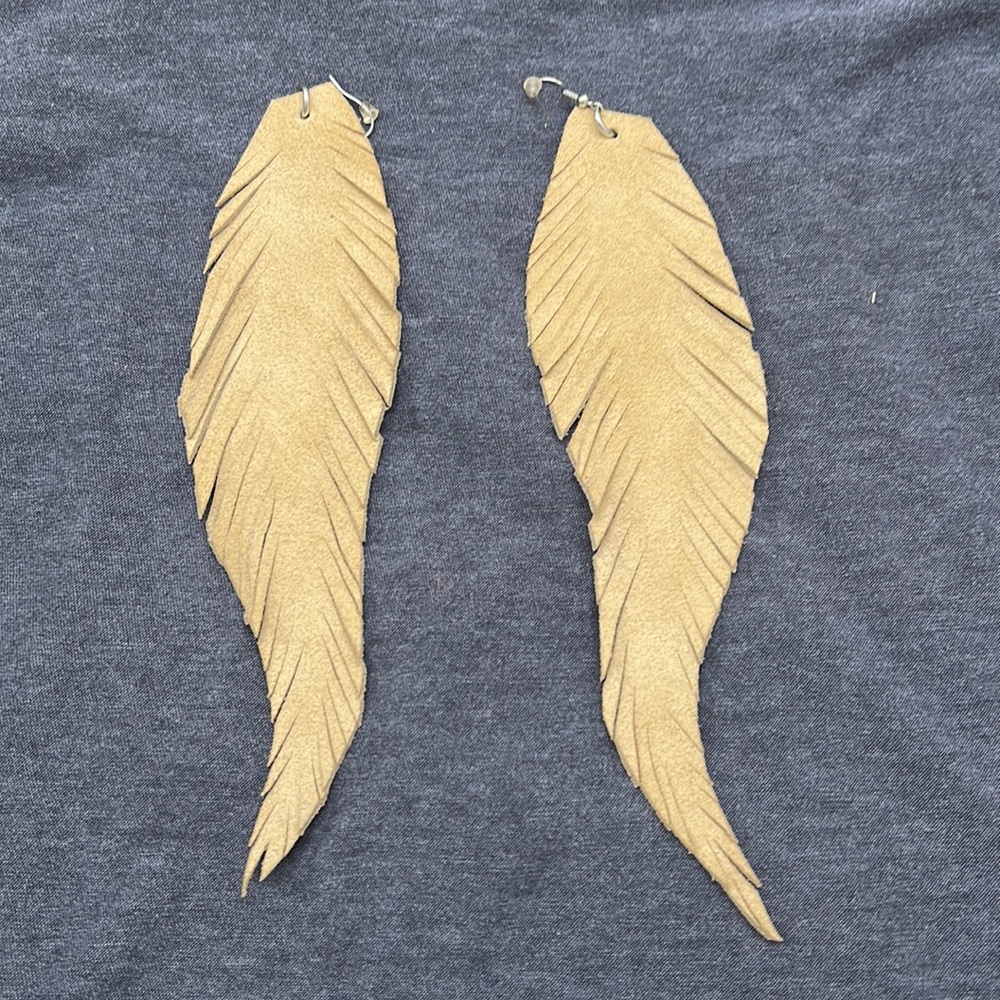 Leather mermaid print fringe earrings - Picture 8 of 11